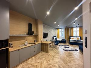 普热梅希尔LOFT HOUSE APARTMENTS的厨房和带沙发的客厅