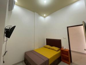 ParepareにあるOYO 93414 Wisma Ratu Syariahの小さなベッドルーム(ベッド1台、鏡付)