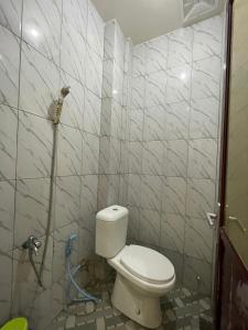 a bathroom with a toilet and a shower at OYO 93414 Wisma Ratu Syariah in Parepare