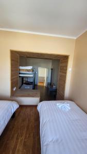 Kharkhorin hostel客房内的一张或多张床位
