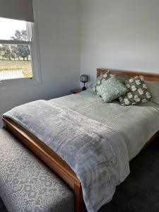 uma cama num quarto com uma janela em Ingram Farm Colebrook 