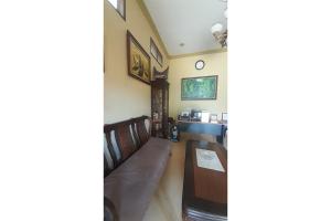 棉蘭的住宿－OYO 93417 Homestay Bunga Rinte Syariah，客厅配有沙发和桌子