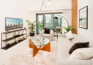 ein Wohnzimmer mit einem Sofa und einem Tisch in der Unterkunft BURJ ROYALE - Luxury 2 bedroom apartment with full burj Khalifa & fountain view- DELUXE in Dubai