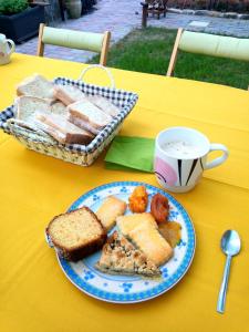 une assiette de pain et une tasse de café sur une table dans l'établissement SA SERENIDADI, à Solèminis