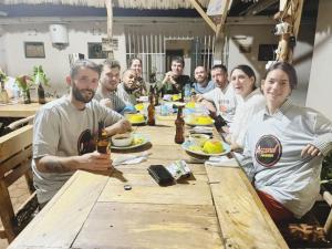 een groep mensen aan een tafel met bier bij The Secret Garden Hotel Moshi in Moshi