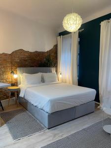 Un dormitorio con una gran cama blanca y una lámpara de araña. en Goldsmith en Sibiu