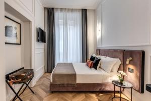 罗马Residenza Piranesi Boutique Hotel的一间有床和窗户的酒店房间