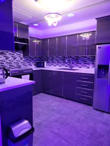 Gandigal的住宿－beautiful home in Malikounda .，厨房里设有紫色照明的大厨房