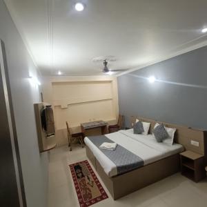 リシケーシュにあるNamastexplorer Rishikeshのベッドルーム(ベッド1台、テレビ付)