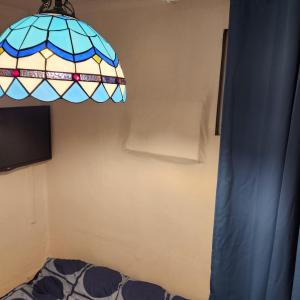 una lampada appesa al soffitto in una stanza di Hanil Hostel a Seul