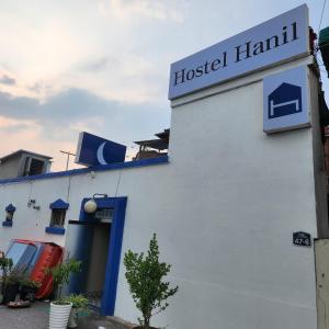 un cartello sul lato di un edificio di Hanil Hostel a Seul