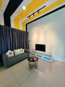 - un salon avec un canapé et une télévision dans l'établissement Austin Manhattan Design Avant Suite by Double A, à Johor Bahru