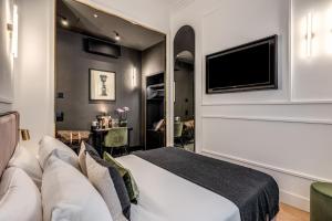 a hotel room with a bed and a flat screen tv at Residenza Piranesi by Tree Charme in Rome