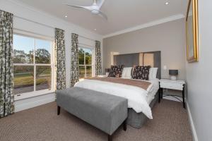 ein Schlafzimmer mit einem großen Bett und einem Fenster in der Unterkunft Greenhill Farm Parklands Cottage - 2 bedroom 4 guests - Private House in Plettenberg Bay
