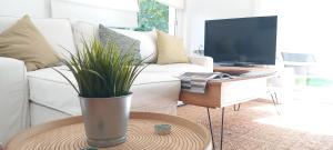 TV a/nebo společenská místnost v ubytování Apartment with pool near the beach and Barcelona by train
