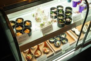 uma vitrine cheia de diferentes tipos de alimentos em Cross Hotel Sapporo em Sapporo