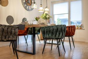 a dining room with a table and chairs at Alpenflair / Luxury / 100qm / Work / Travel / Netflix in Penzberg