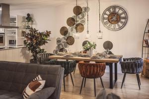 a dining room with a table and chairs at Alpenflair / Luxury / 100qm / Work / Travel / Netflix in Penzberg