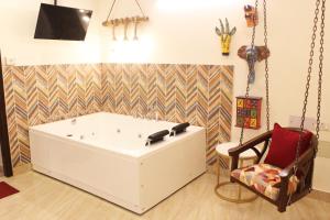 Imagine din galeria proprietății Luxurious Jacuzzi Hot Tub 1BHK Suite with Spa Tub 11 în New Delhi +28 fotografii