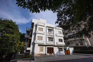 un edificio bianco con un cartello sopra di Classic Boutique Hotel & Luxury Service Apartments a Visakhapatnam