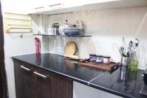 O bucătărie sau chicinetă la Luxurious Jacuzzi Hot Tub 1BHK Suite with Spa Tub 11