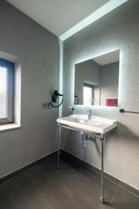 een badkamer met een wastafel en een spiegel bij Voir Hotel Pera in Istanbul