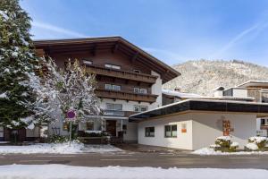 un bâtiment avec de la neige devant lui dans l'établissement MANNI Chalet, à Mayrhofen