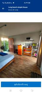 ein Bild von einem Schlafzimmer mit einem Bett und einer Küche in der Unterkunft Long beach simple House in Ko Lanta