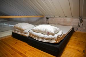 ein Schlafzimmer mit zwei Betten in einem Zelt in der Unterkunft Rukajärven Lomamajat Apartment 5 in Kuusamo