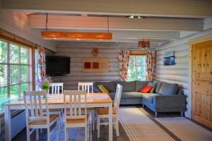 ein Wohnzimmer mit Tisch und Couch in der Unterkunft Rukajärven Lomamajat Apartment 5 in Kuusamo