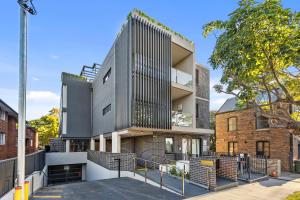 una vista exterior de un edificio con una fachada de metal en Urban Oasis in Heart of Homebush en Sídney