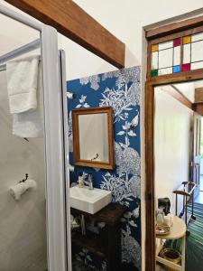 Un baño de The Riverdeck Accommodation and Backpackers