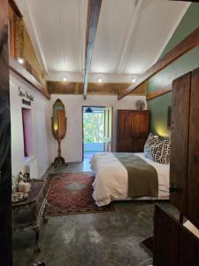 Una cama o camas en una habitación de The Riverdeck Accommodation and Backpackers