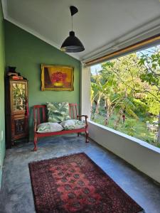 Un lugar para sentarse en The Riverdeck Accommodation and Backpackers