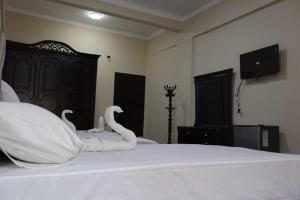 a bedroom with a bed with swans on it at رويال ماجيك in Cairo