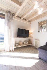 a living room with a tv and a couch at LUZ in Sierra Nevada