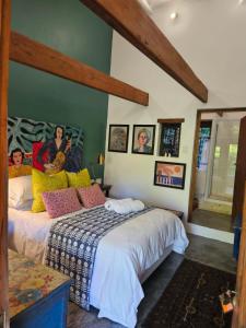Una cama o camas en una habitación de The Riverdeck Accommodation and Backpackers