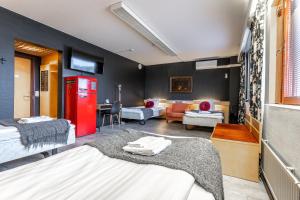 耶姆塞的住宿－Hotelli Jämsä，客房设有两张床和红色冰箱。