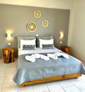 een slaapkamer met een bed met handdoeken erop bij Harma Corfu in Sidari