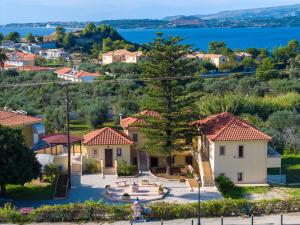 拉瑟Minas Studios的享有小城镇的树景