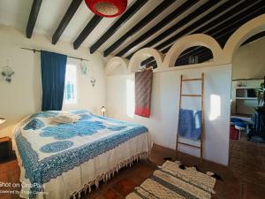 1 dormitorio con 1 cama en una habitación con techo en Beautiful House with Sea View and Nature, 30 minutes from Malaga, en Moclinejo