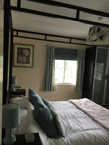 特倫特河畔伯頓的住宿－Peel House Apartments，一间卧室设有一张大床和一个窗户。