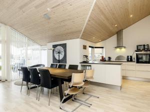 Kuchyň nebo kuchyňský kout v ubytování 6 person holiday home in Væggerløse-By Traum