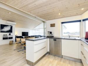Kuchyň nebo kuchyňský kout v ubytování 6 person holiday home in Væggerløse-By Traum + 54 fotografií