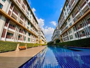 a swimming pool in the middle of a building at Studio view Garden - Room in Phra Nakhon Si Ayutthaya