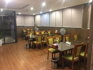 ein Esszimmer mit Tischen und Stühlen in einem Restaurant in der Unterkunft A25 Hotel - 187 Trung Kính in Hanoi