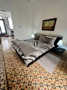 - un grand lit dans une chambre avec un tapis dans l'établissement Graswald, 1 bedroom accommodation, à Il-Gżira