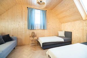 Llit o llits en una habitació de Siedlisko Złota Góra domki całoroczne na Kaszubach
