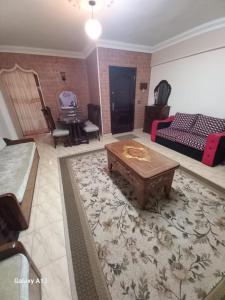 ein Wohnzimmer mit einem Bett und einem Couchtisch in der Unterkunft Emilias Home in Kairo