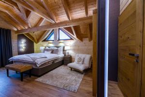 ein Schlafzimmer mit einem großen Bett und einem Fenster in der Unterkunft Pillow House Montibus in Pribylina